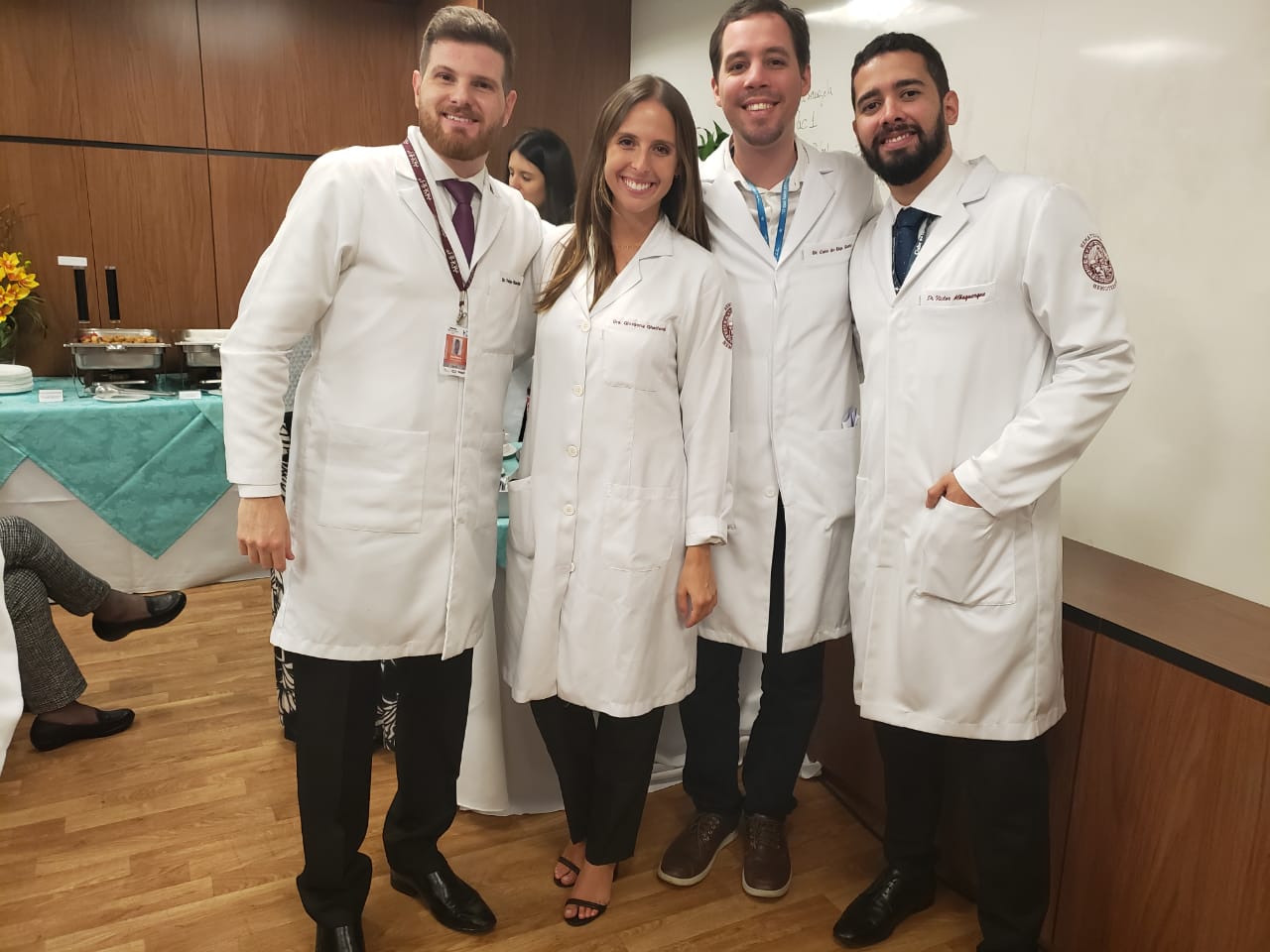 Equipe médica com colegas residentes